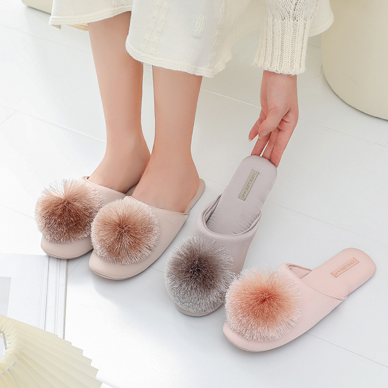 Pantofole da casa da donna imbottite e morbide con pon-pon detail 4