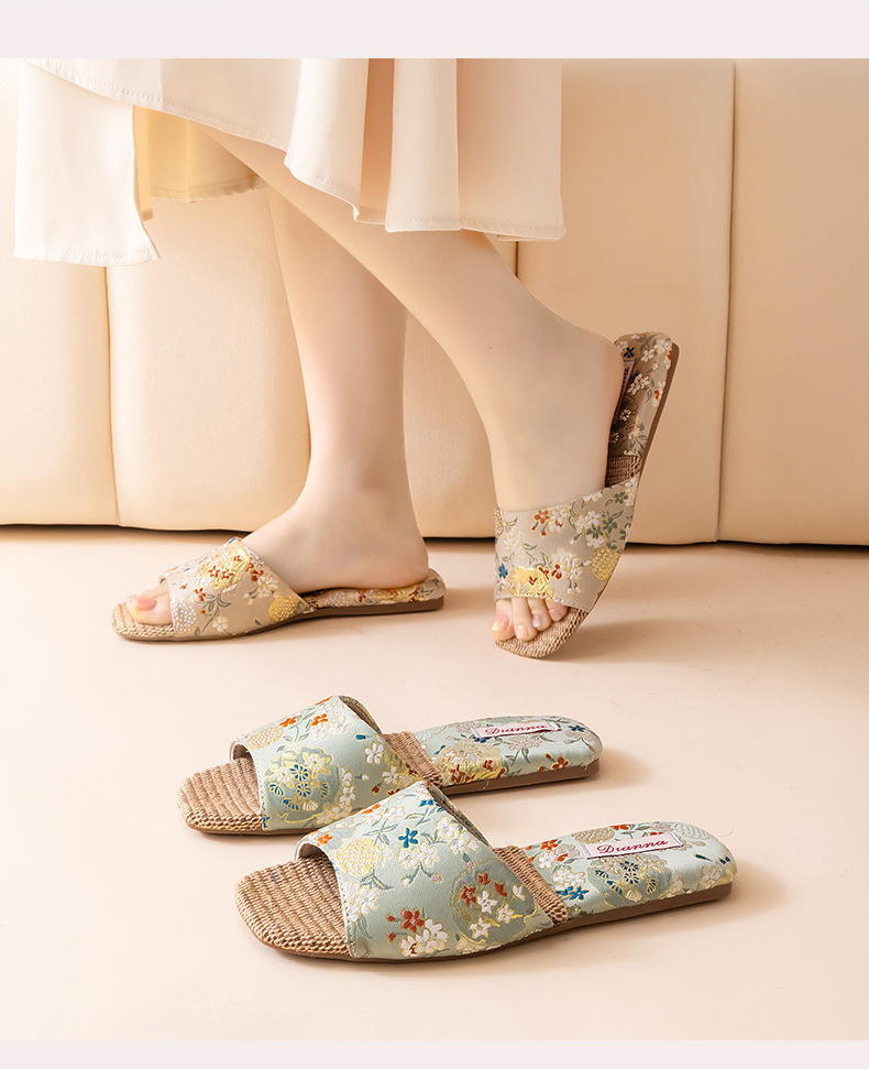 Atmungsaktive Damen-Hausschuhe aus Leinen mit Blumenmuster detail 1