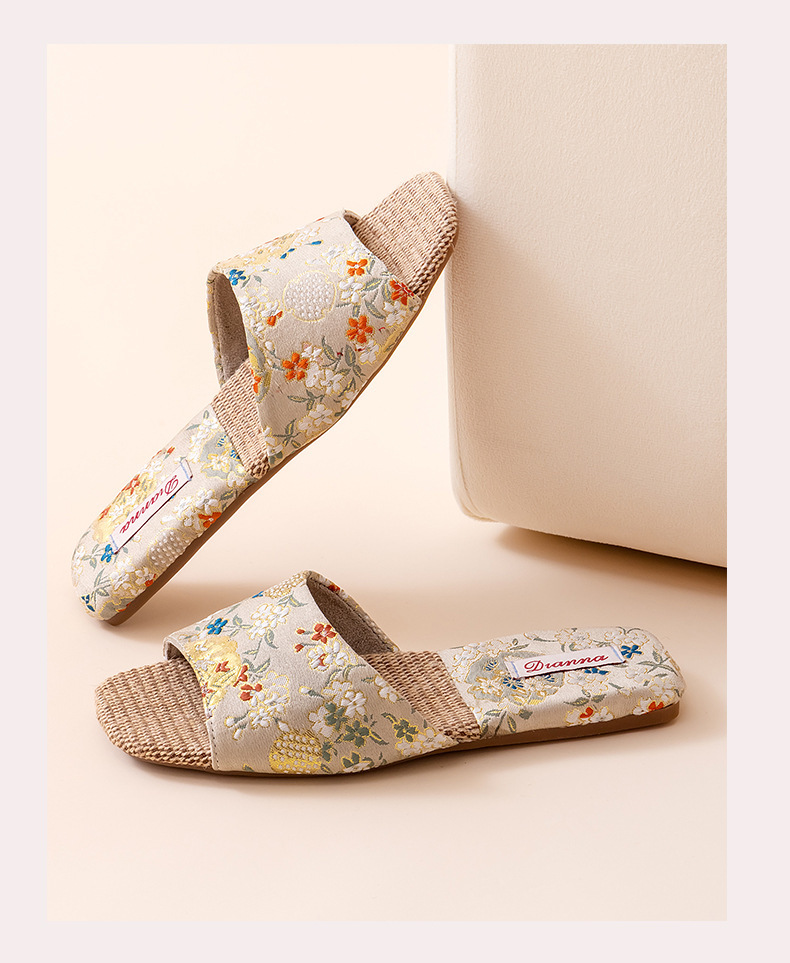 Atmungsaktive Damen-Hausschuhe aus Leinen mit Blumenmuster detail 6