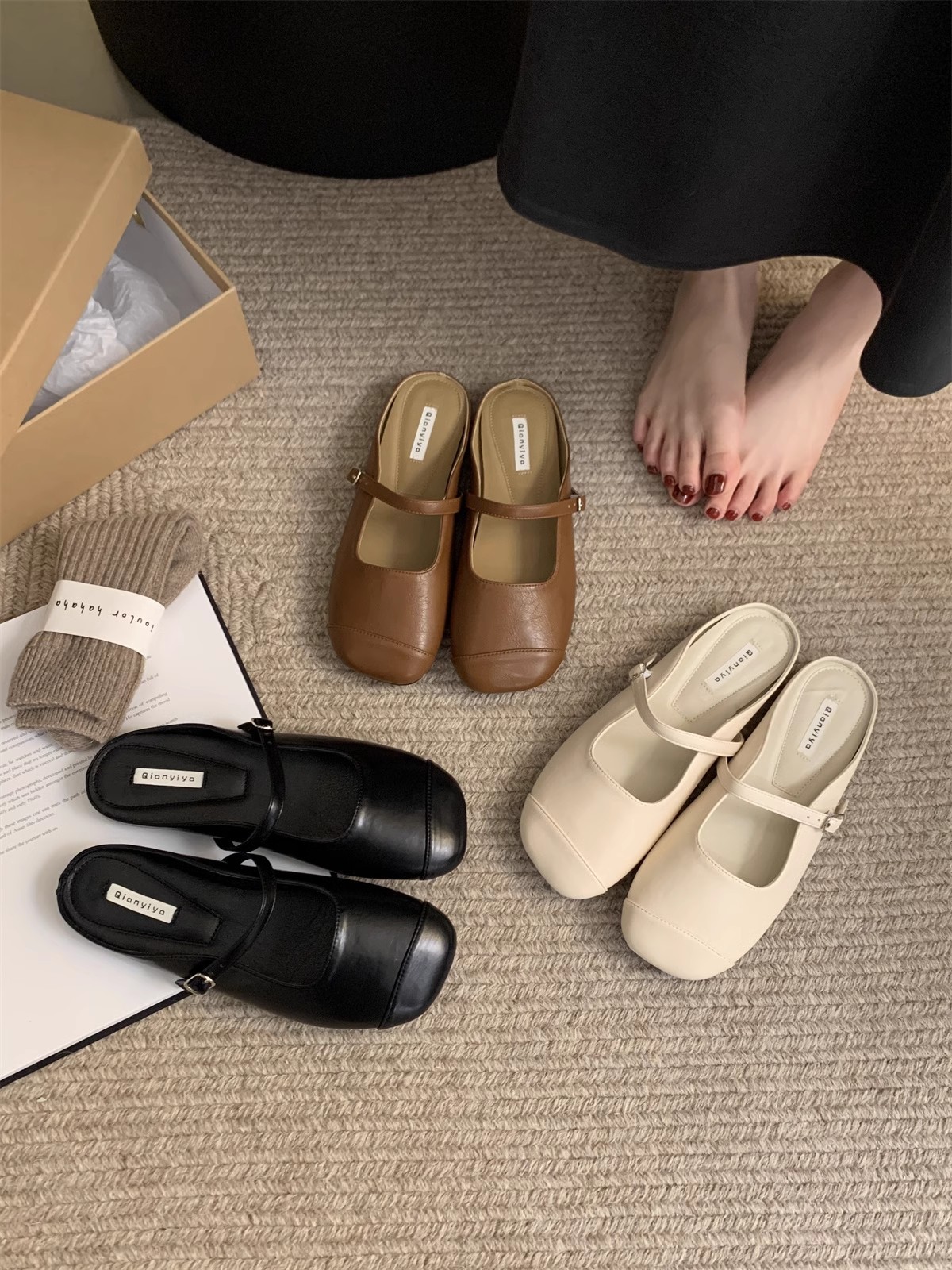 Platte schoenen voor dames: instap-mules met vierkante neus en gesp detail 3