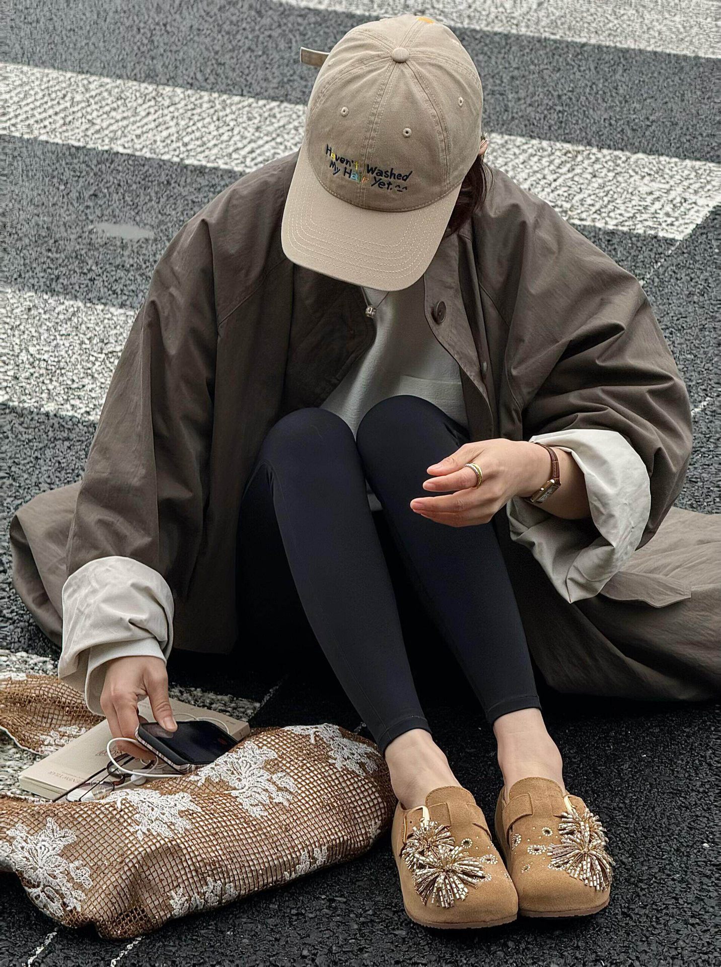 Pantuflas destalonadas de ante para mujer con flecos detail 3