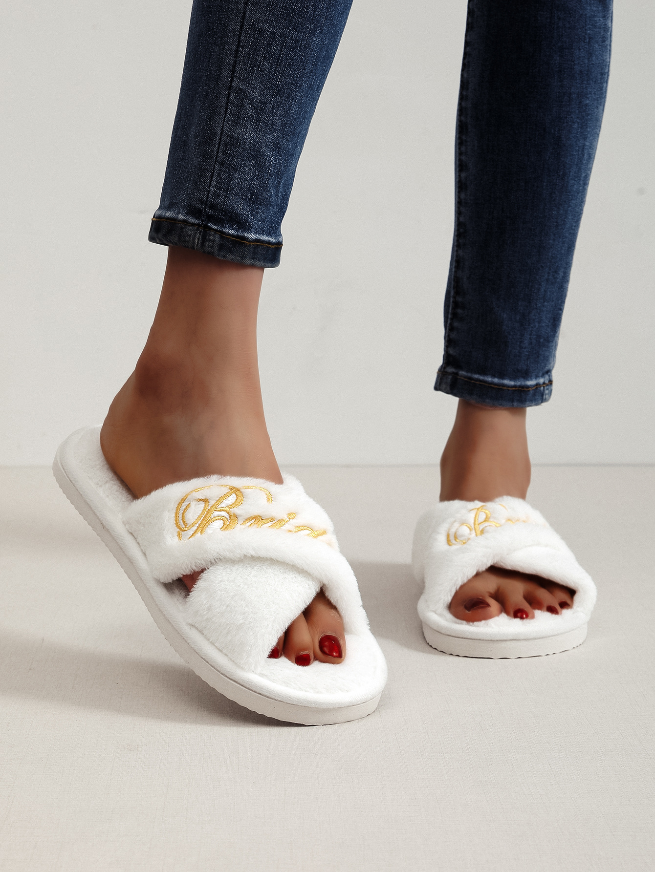 Pantofole da donna in peluche a fasce incrociate e punta aperta detail 1