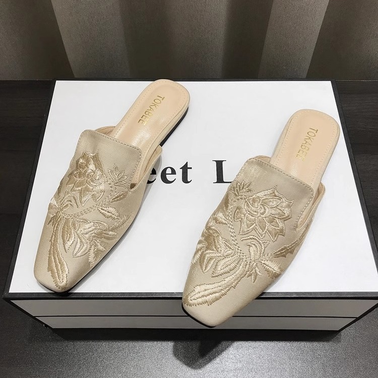 Scarpe basse mule da donna con ricamo floreale e punta quadrata 2