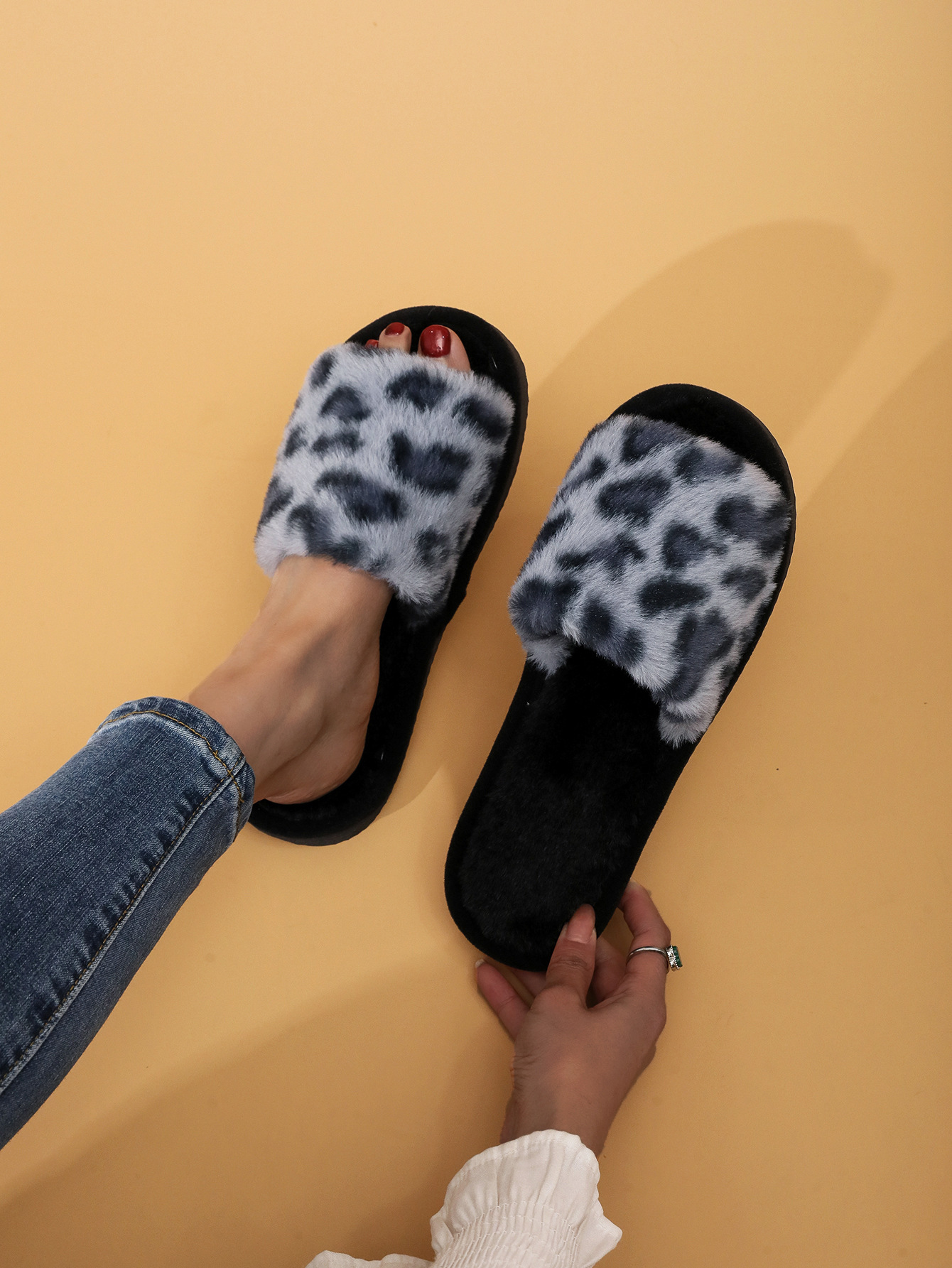 Women's Cozy Plush Open-Toe Slippers detail 11