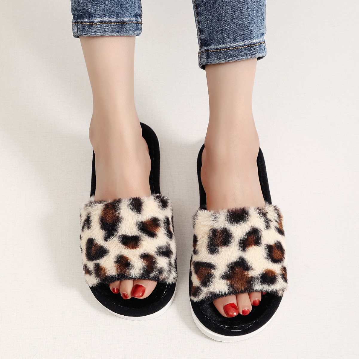 Women's Cozy Plush Open-Toe Slippers detail 2