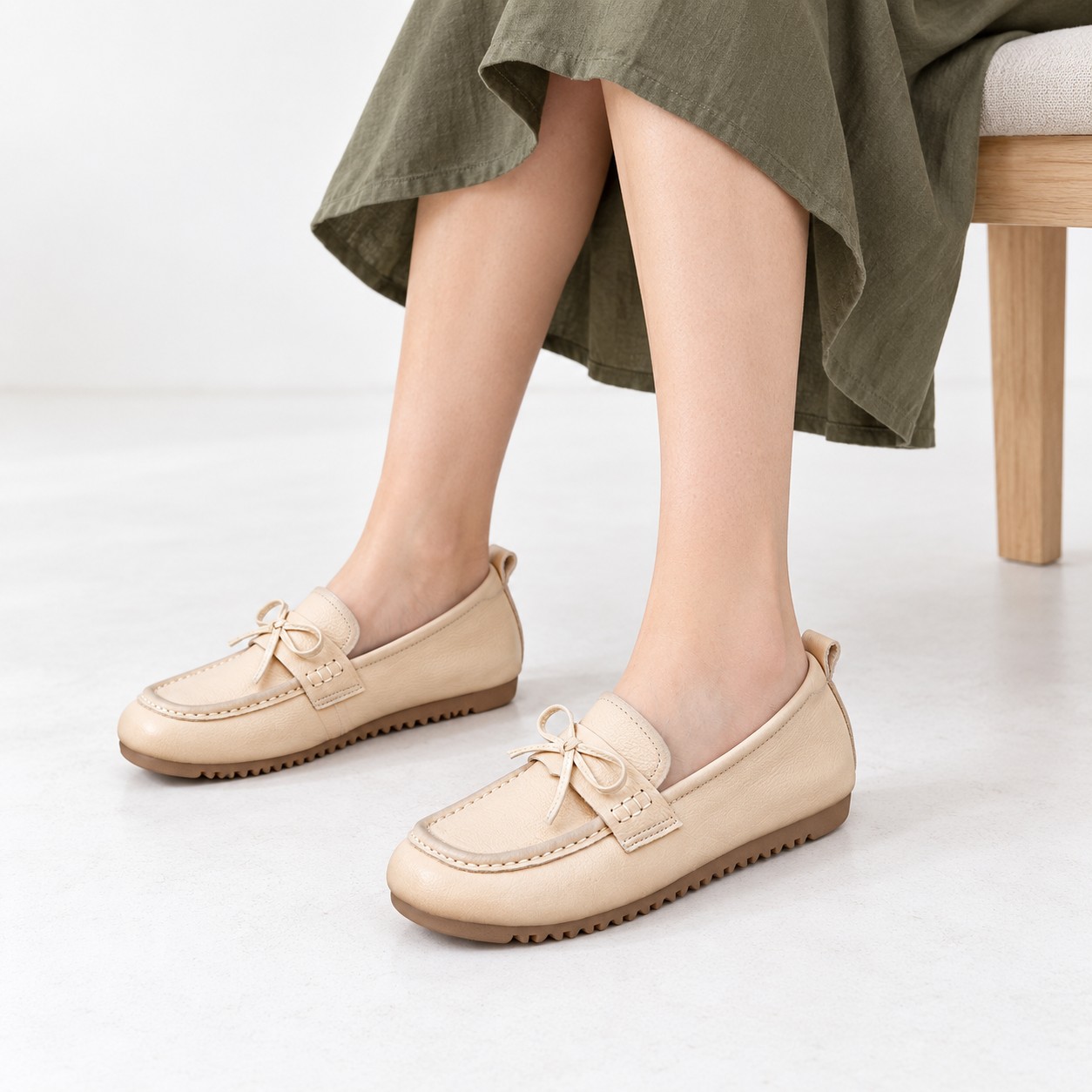 Women's Full-Grain Leather Bow Moccasin Flats 3