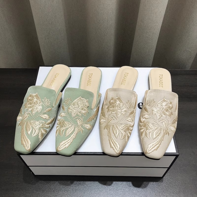 Scarpe basse mule da donna con ricamo floreale e punta quadrata detail 1