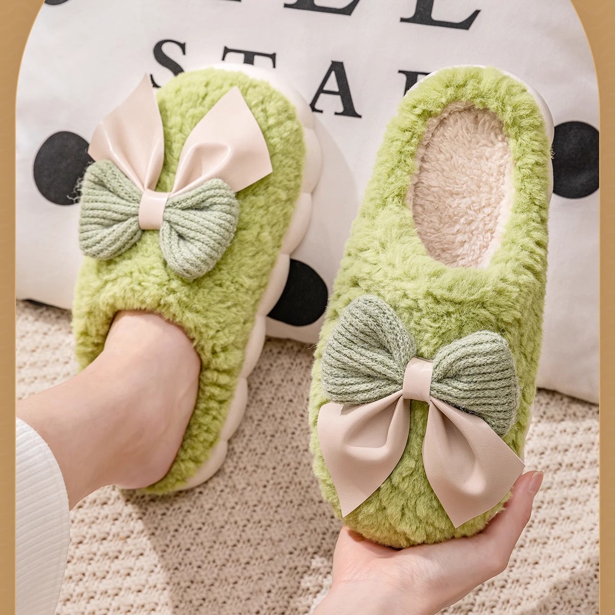 Warme pluchen instap-pantoffels voor dames detail 2