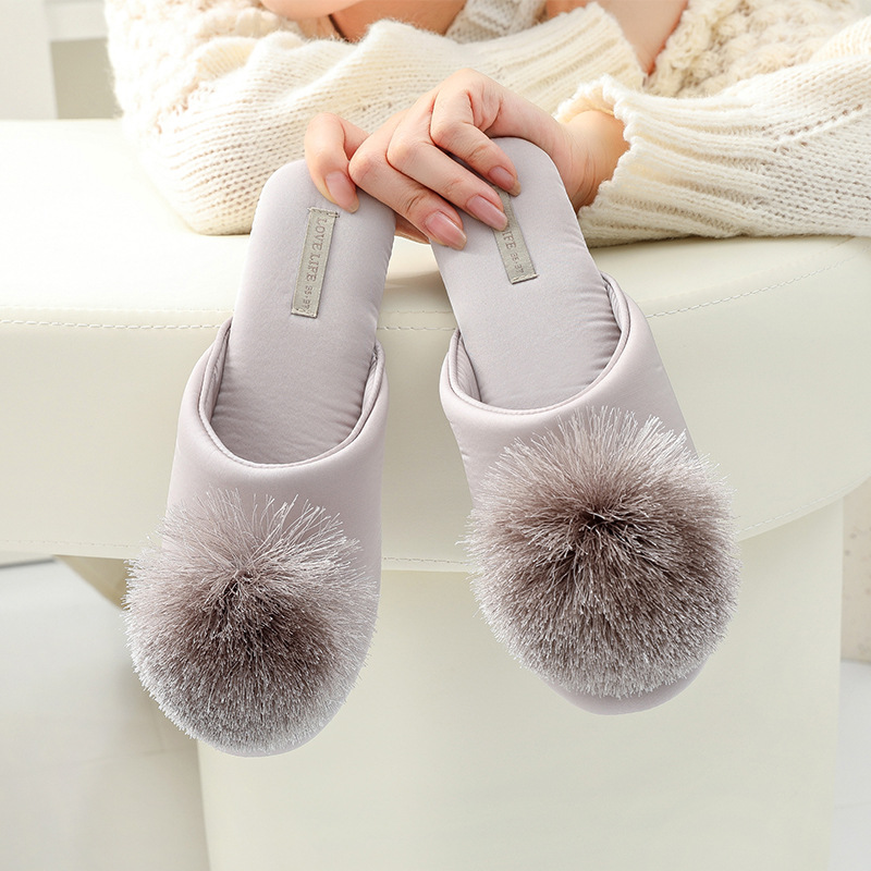 Pantofole da casa da donna imbottite e morbide con pon-pon 3