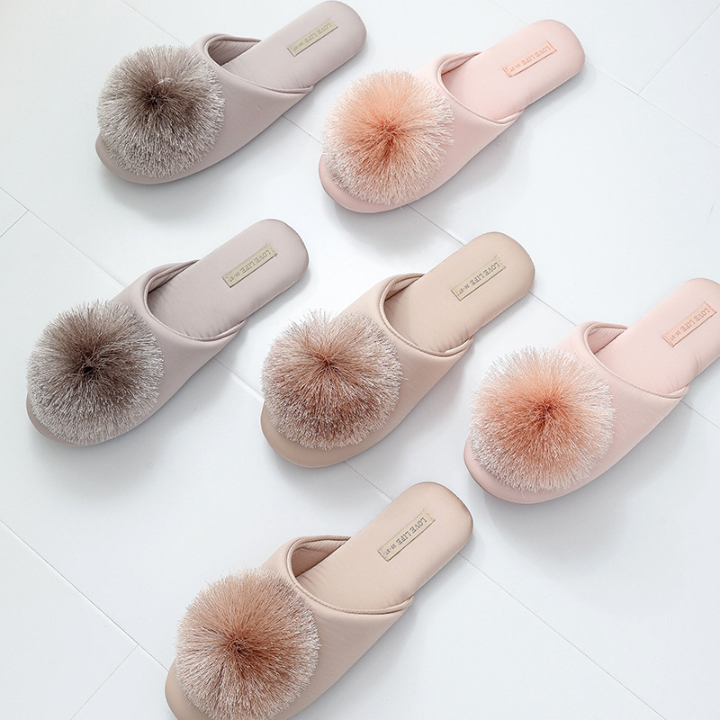 Bequeme Damen-Hausschuhe mit Pompon und weicher Dämpfung