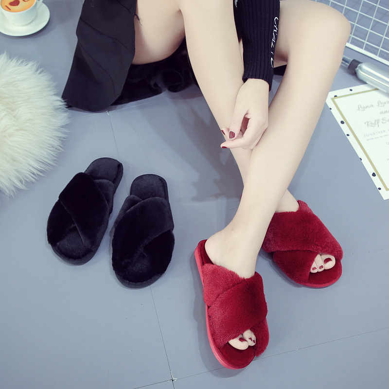 Pantuflas de felpa suave con tiras cruzadas para mujer 4