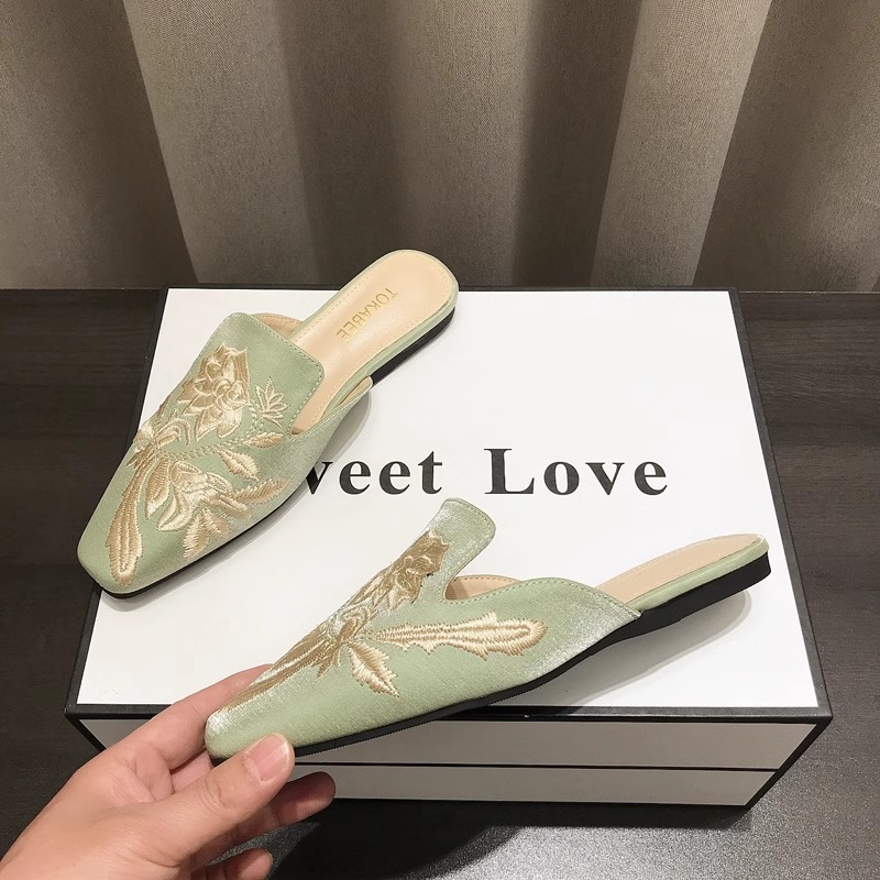 Scarpe basse mule da donna con ricamo floreale e punta quadrata detail 9