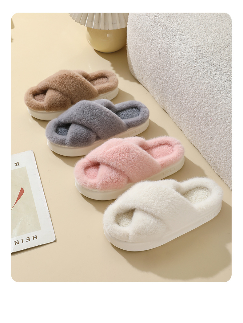 Pantofole da donna in morbido peluche con fasce incrociate e plateau detail 4