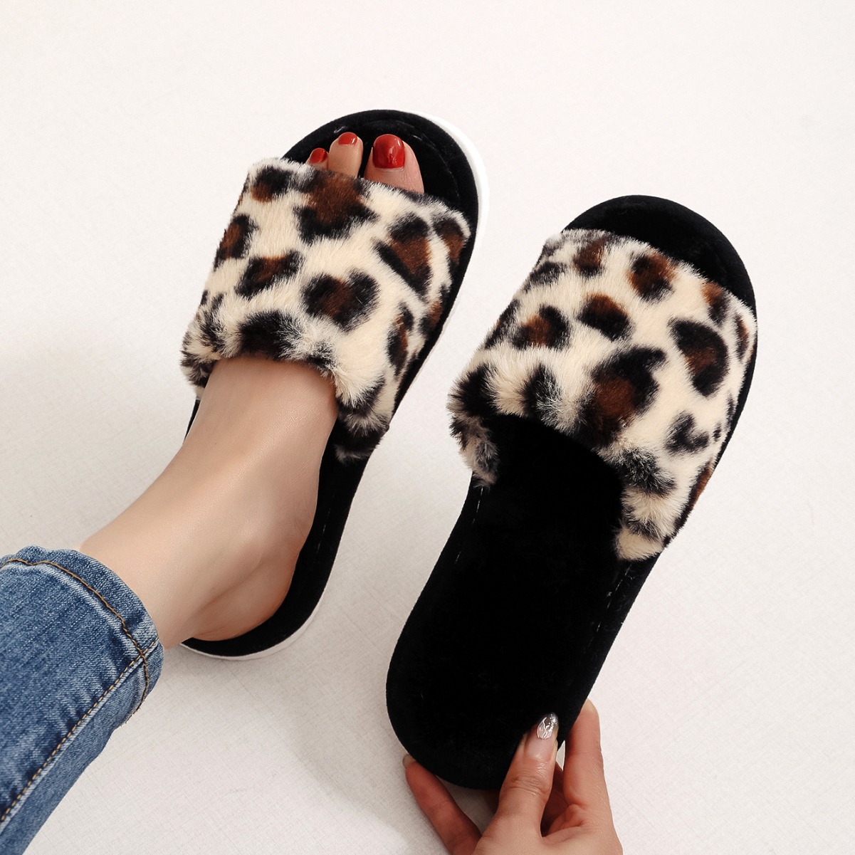 Women's Cozy Plush Open-Toe Slippers detail 1