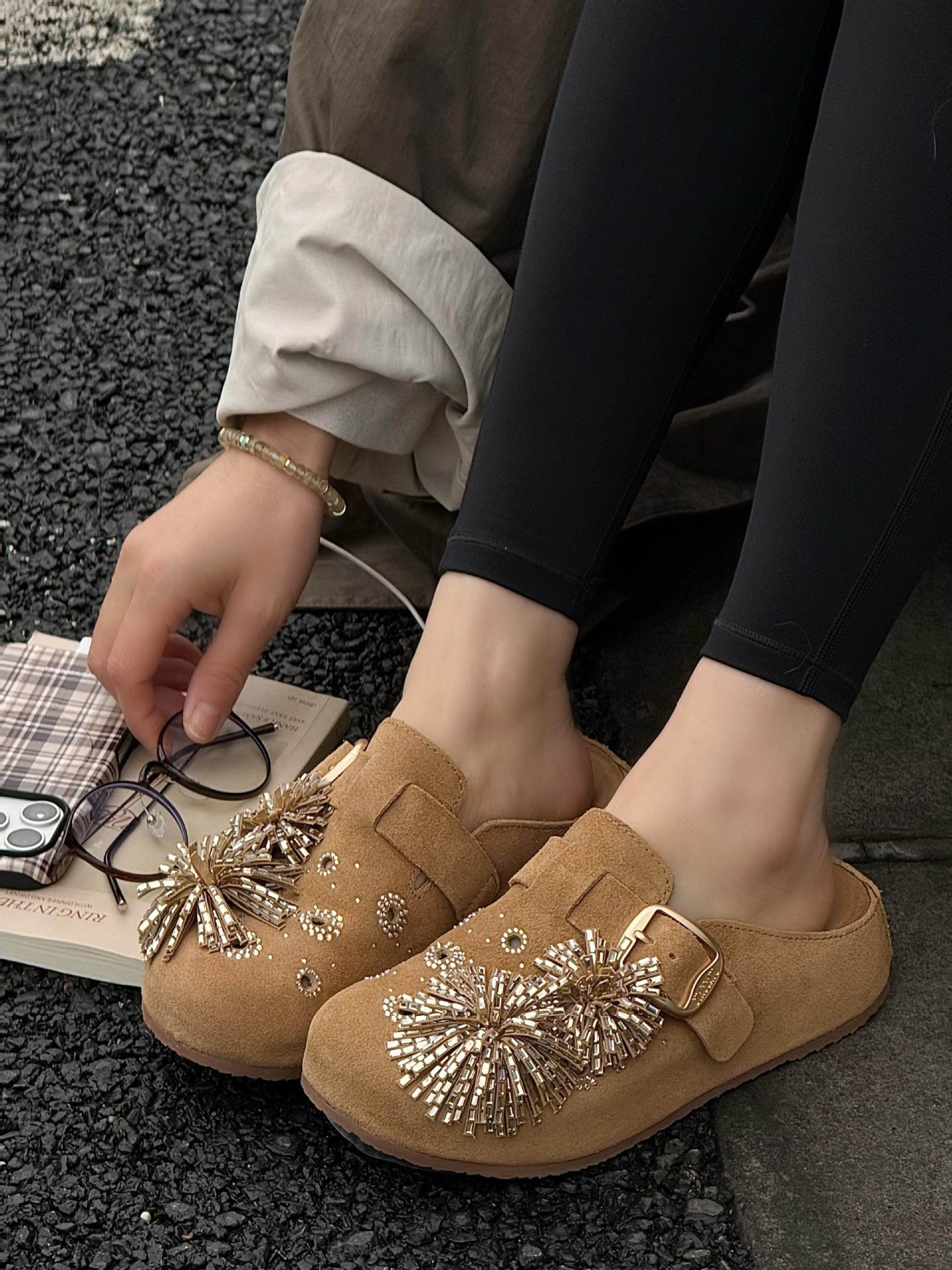 Pantuflas destalonadas de ante para mujer con flecos detail 1