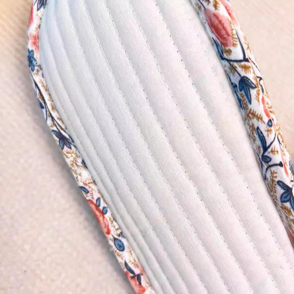 Pantofole da donna in cotone trapuntato a fiori con suola morbida detail 2
