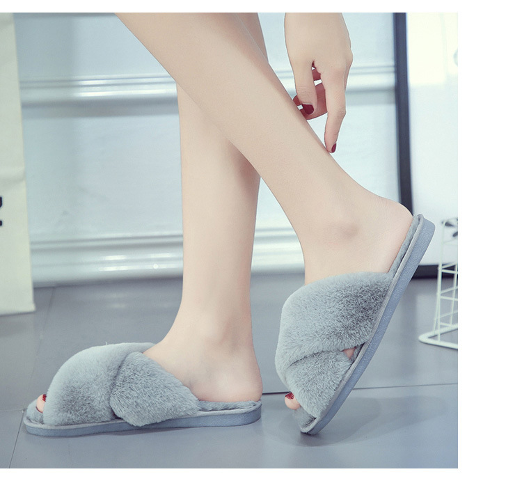 Pantuflas de felpa suave con tiras cruzadas para mujer detail 3