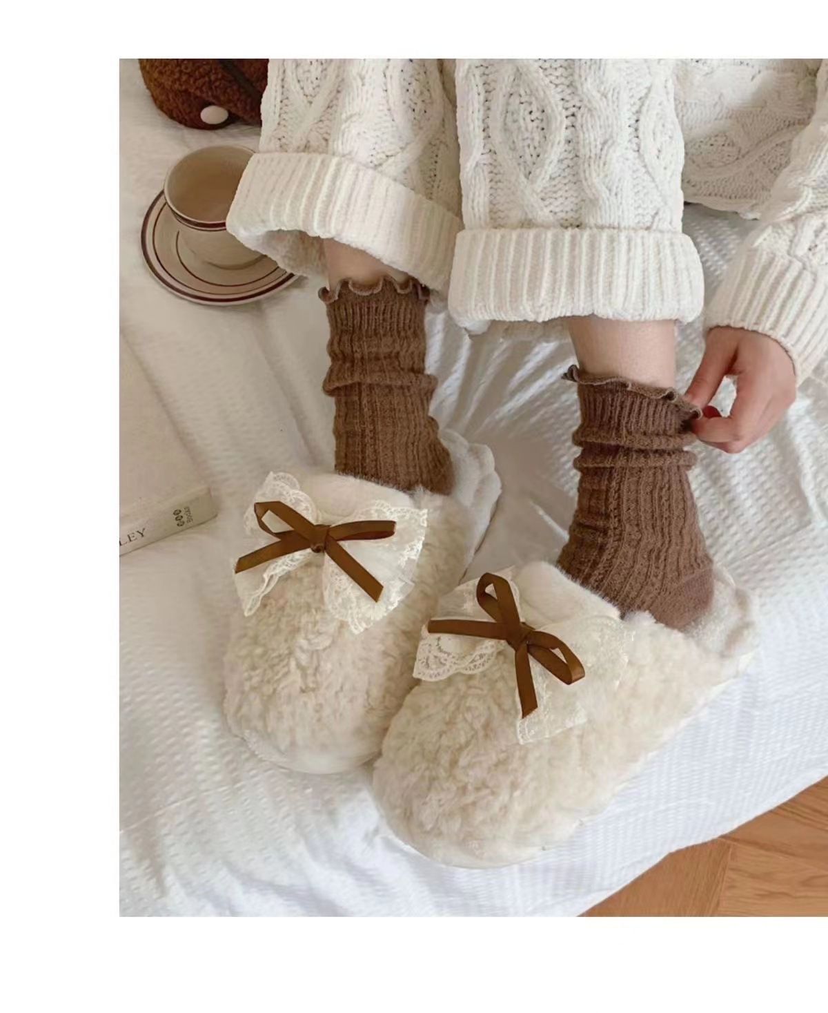 Pantuflas de felpa cálidas y cómodas para mujer con lazo fáciles de poner detail 5