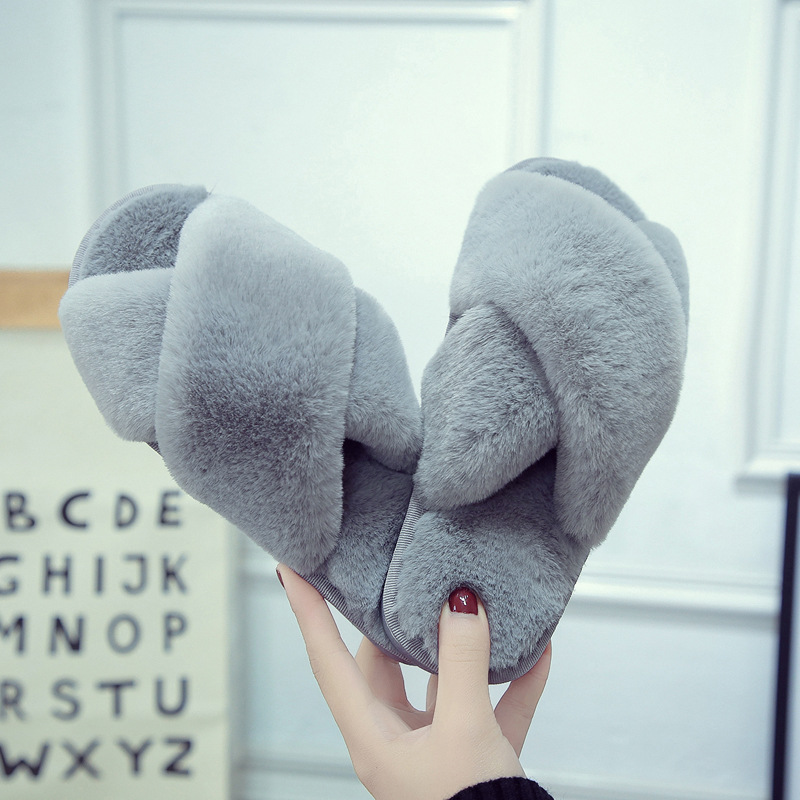 Chaussons en fausse fourrure pelucheuse à brides croisées pour femme