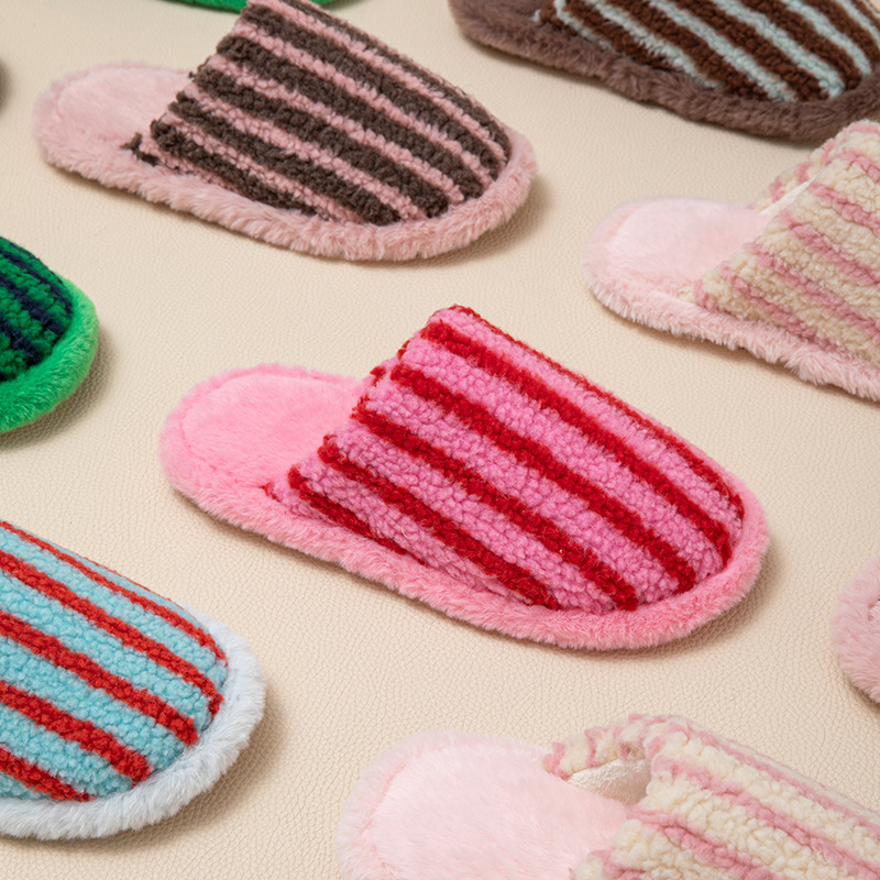 Chaussons en Peluche Rayés pour Femme – Chaude et Facile à Enfiler