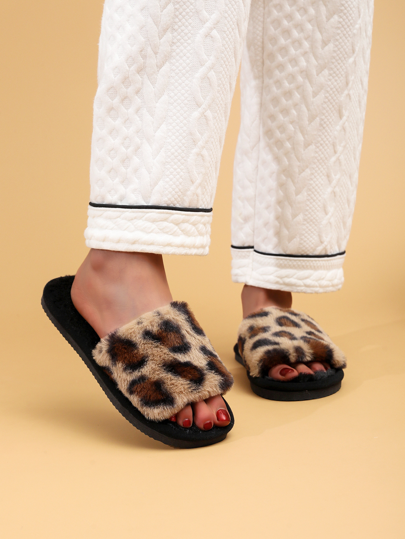 Women's Cozy Plush Open-Toe Slippers detail 9