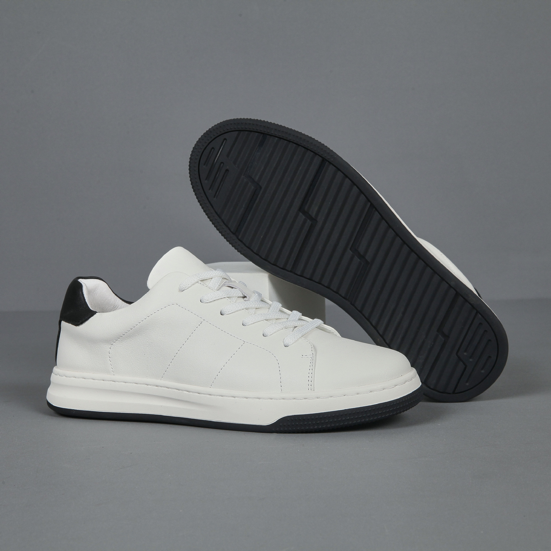 Minimalistische Unisex Schnür-Freizeitschuhe aus Leder detail 4