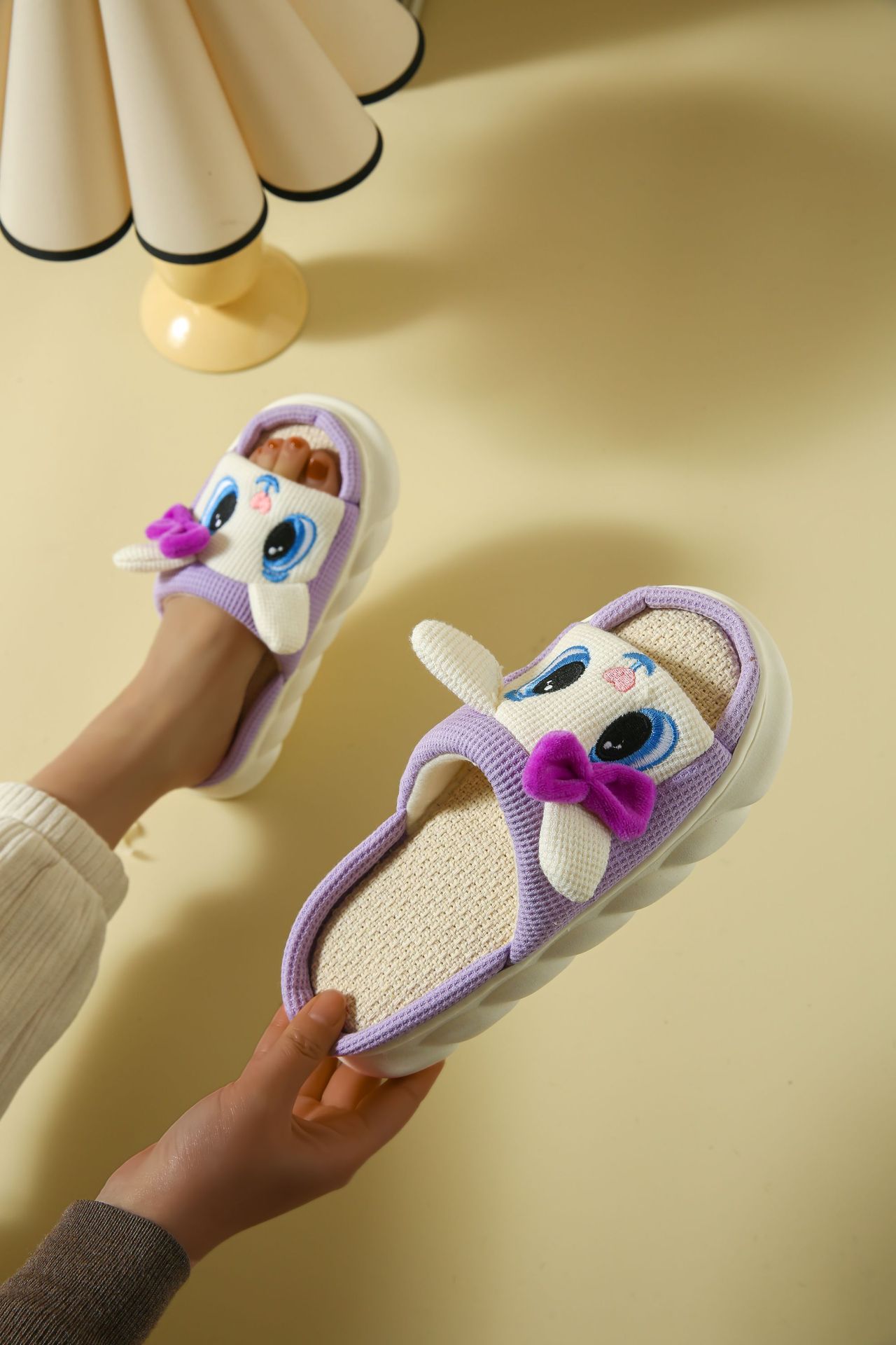 Chaussons claquettes compensés respirants en lin pour femme detail 2