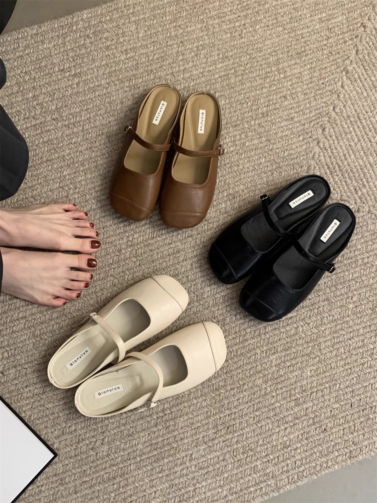 Platte schoenen voor dames: instap-mules met vierkante neus en gesp detail 2