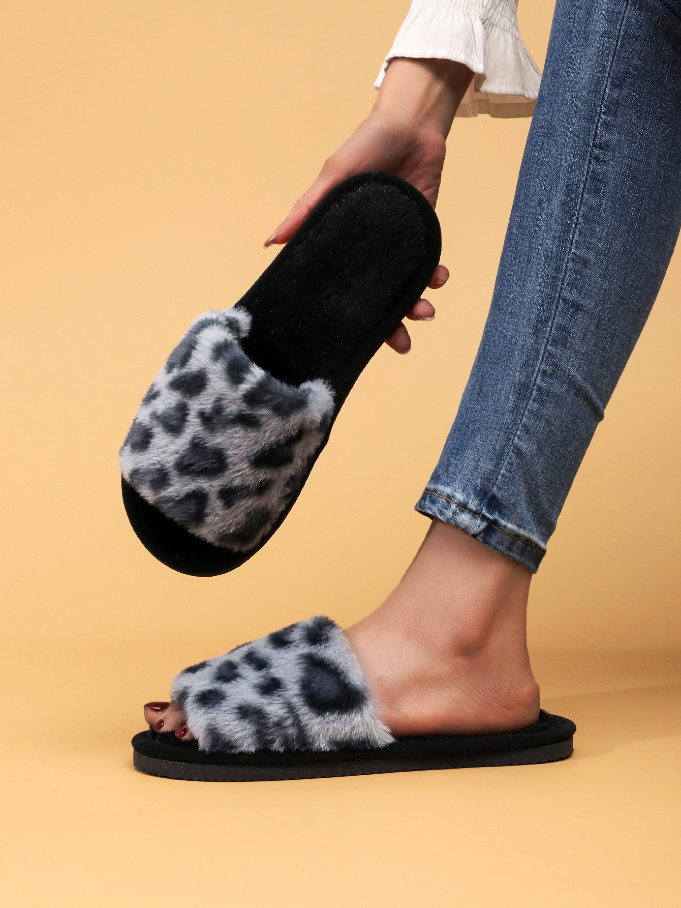 Leopard print grey