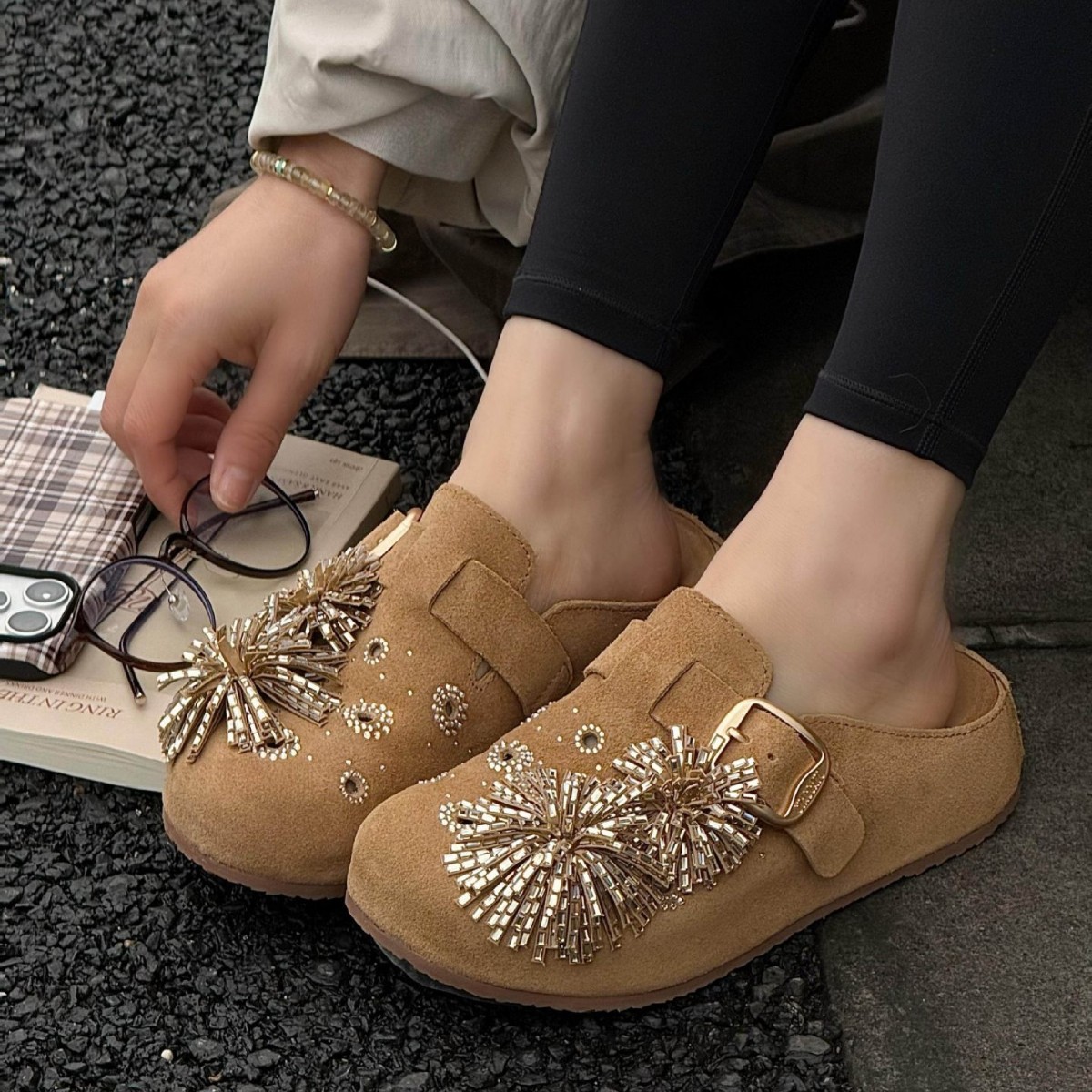 Chaussons mules en daim pour femme avec franges et boucle