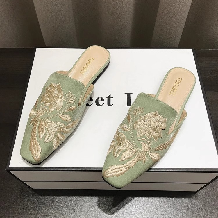 Scarpe basse mule da donna con ricamo floreale e punta quadrata 4