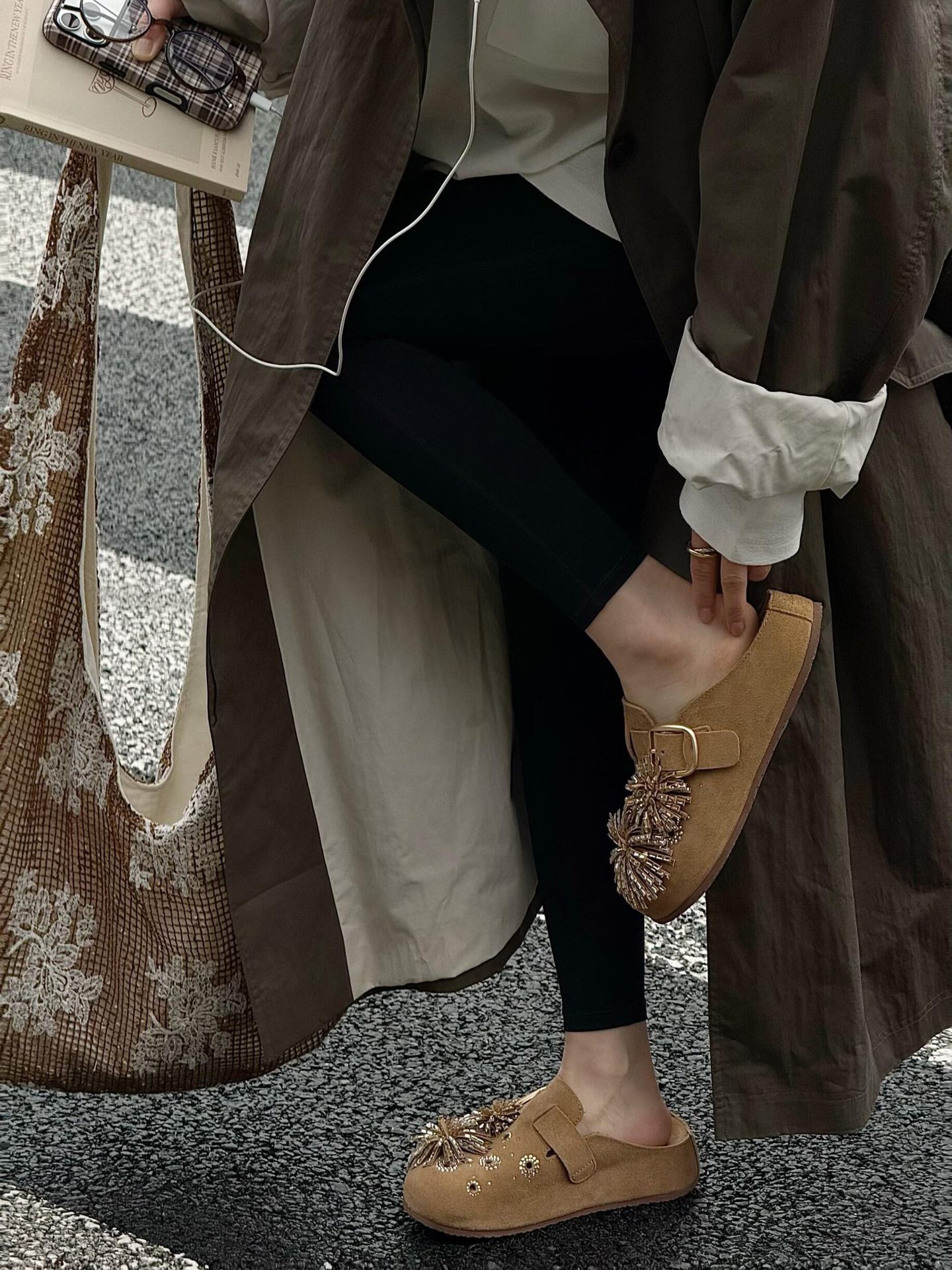 Pantuflas destalonadas de ante para mujer con flecos detail 5