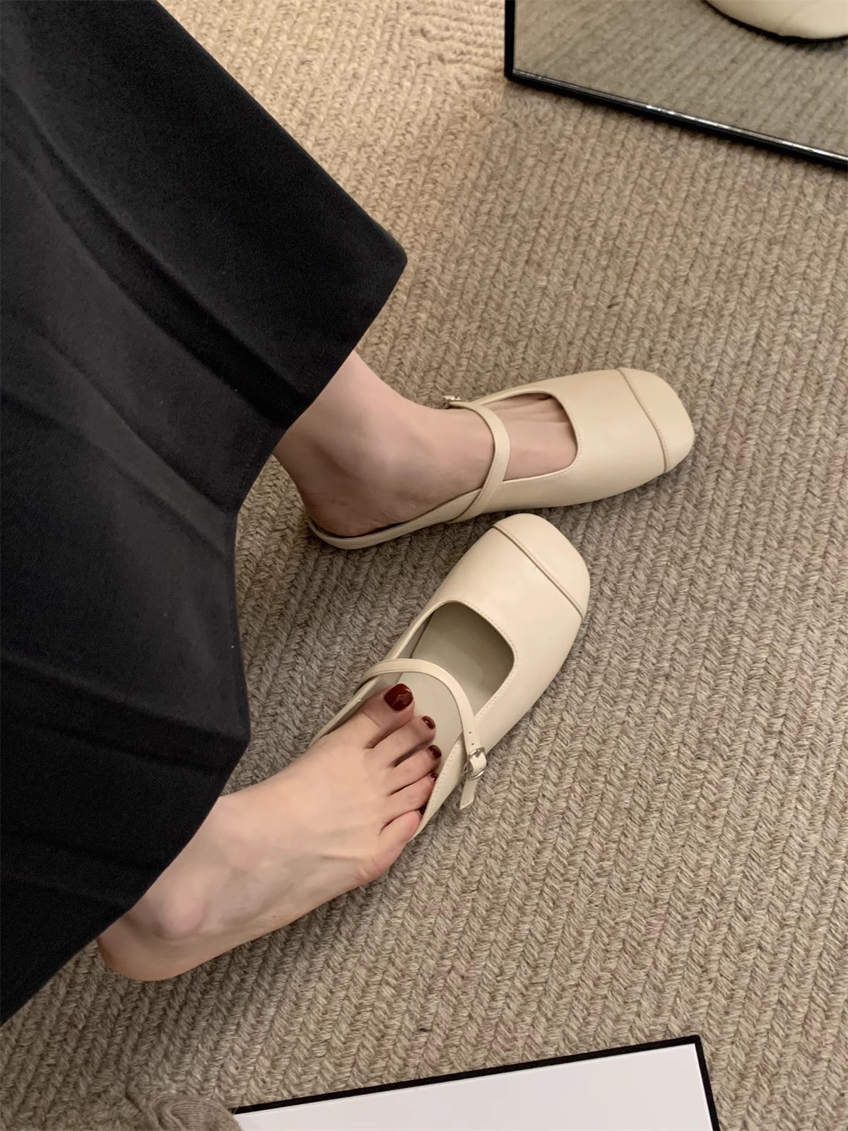 Platte schoenen voor dames: instap-mules met vierkante neus en gesp detail 7