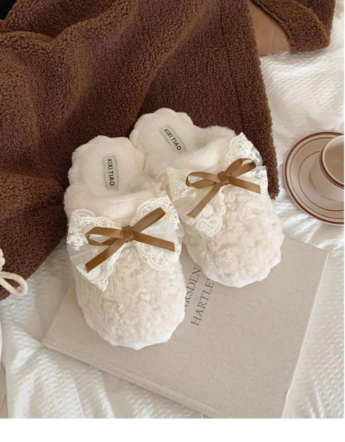 Pantuflas de felpa cálidas y cómodas para mujer con lazo fáciles de poner detail 3
