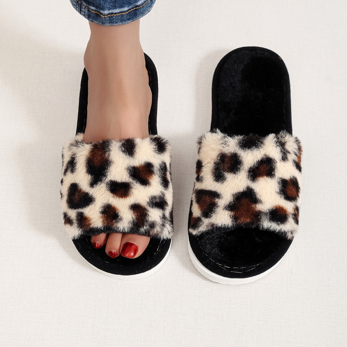 Women's Cozy Plush Open-Toe Slippers detail 4