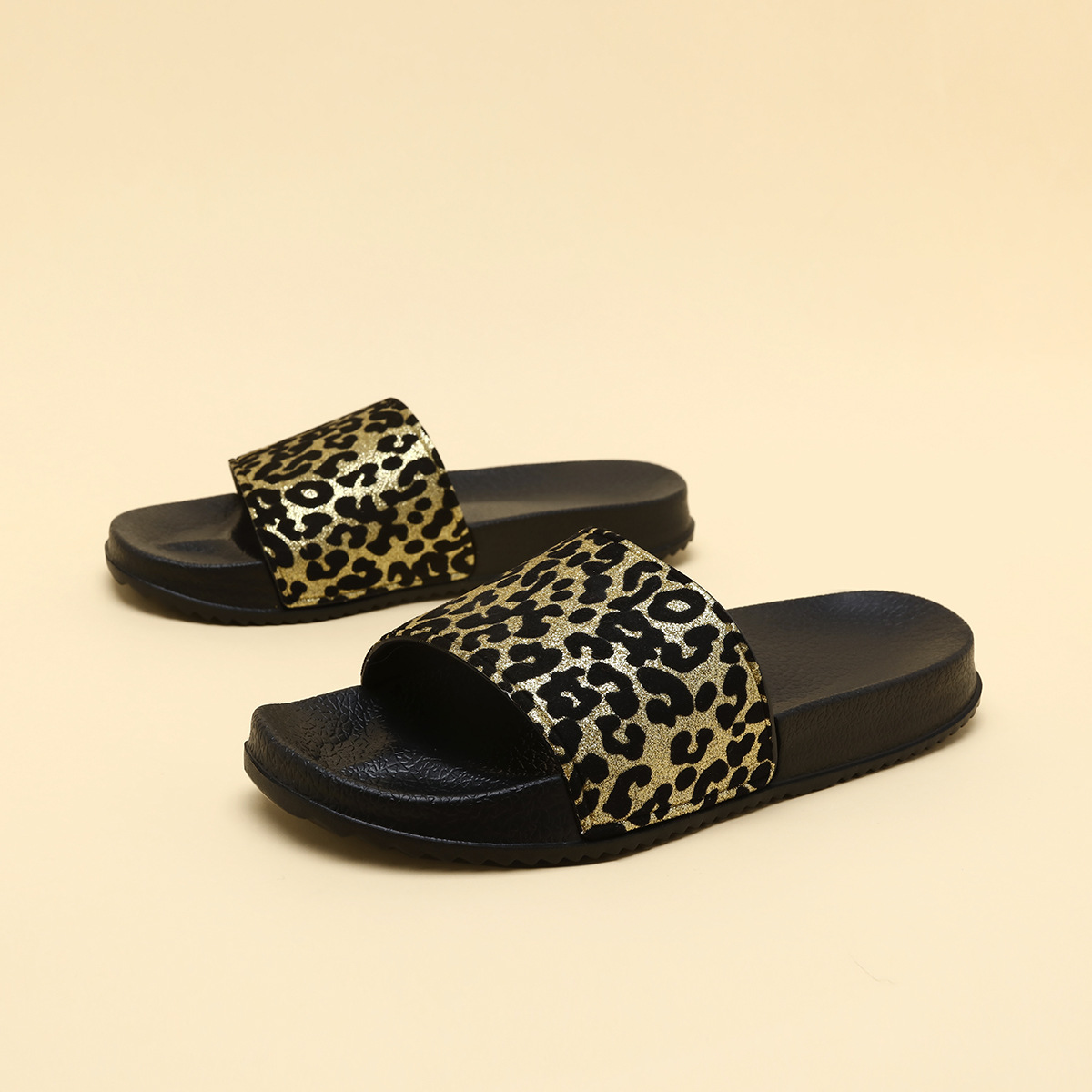 Leichte Damen-Hausschuhe mit Grafikprint und offener Spitze 3