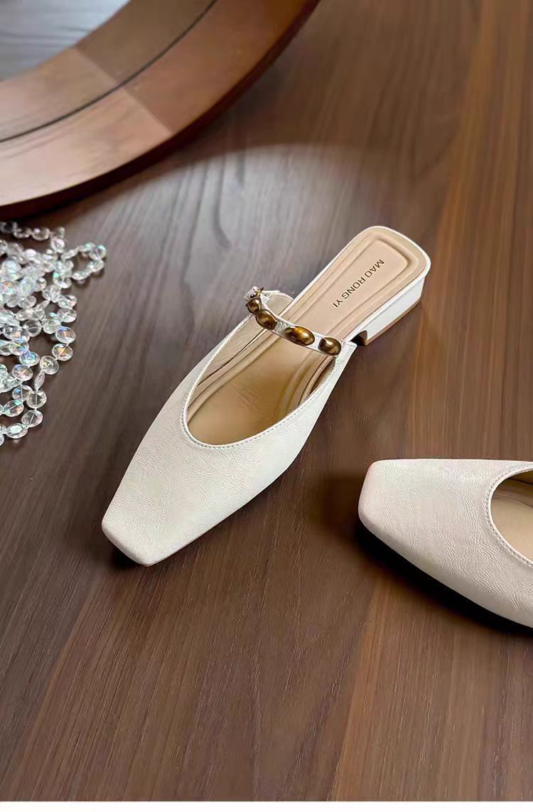 Elegante Damen-Mules mit eckiger Zehenpartie und niedrigem Blockabsatz detail 9