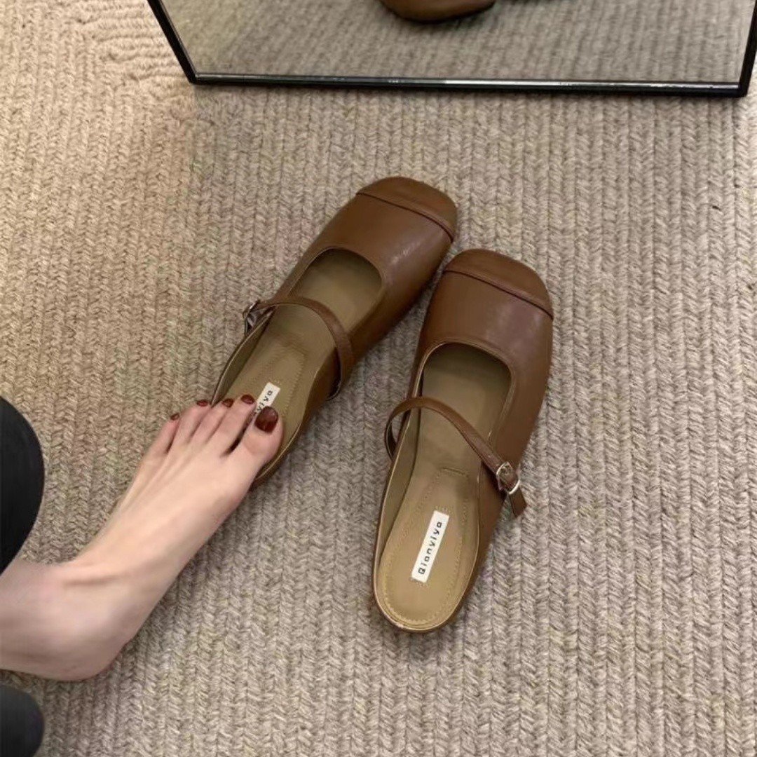 Platte schoenen voor dames: instap-mules met vierkante neus en gesp 2