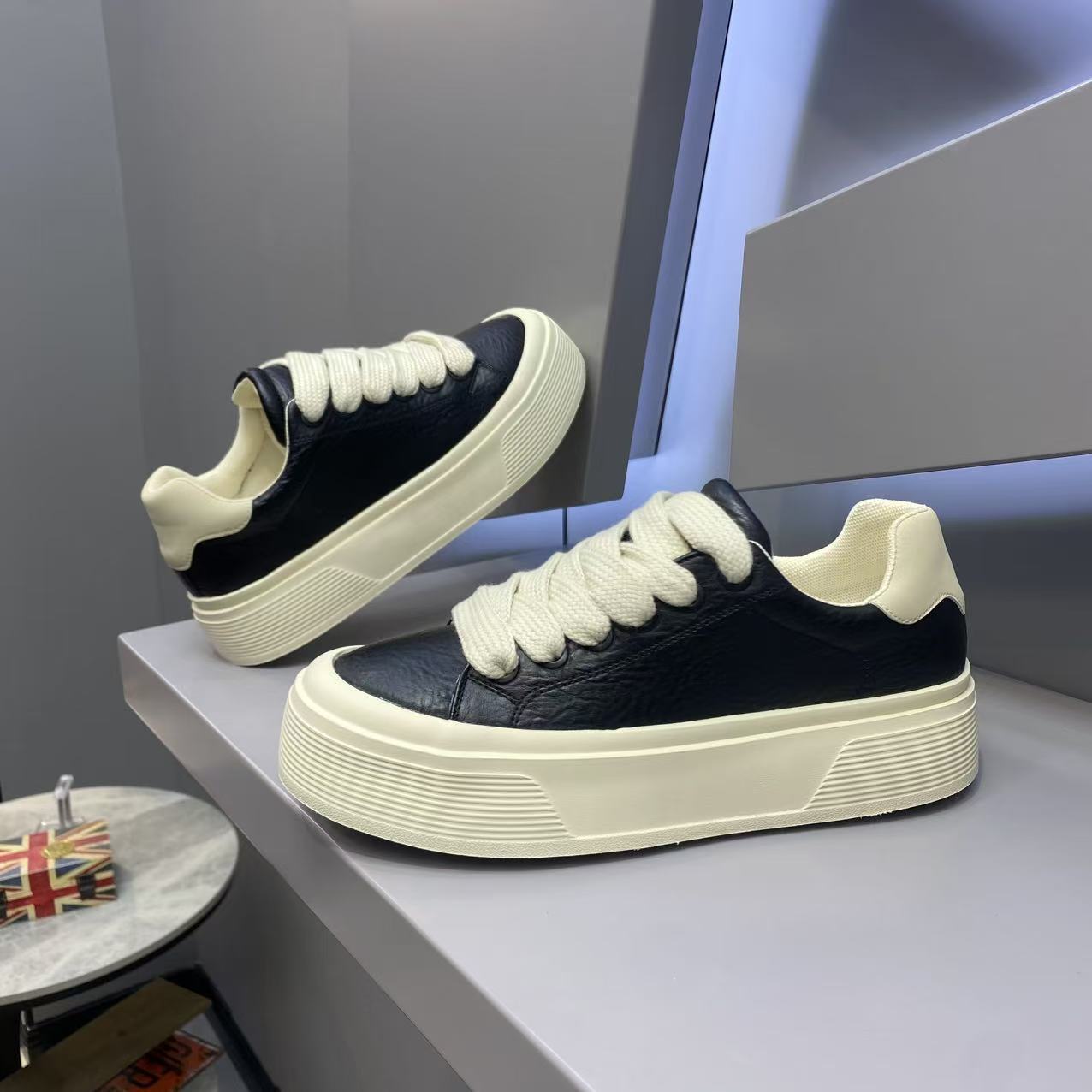 Damen Plateau-Sneaker aus PU-Leder mit Keilabsatz Freizeitschuhe