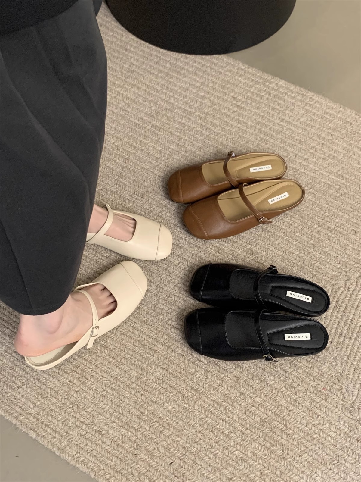 Platte schoenen voor dames: instap-mules met vierkante neus en gesp detail 1
