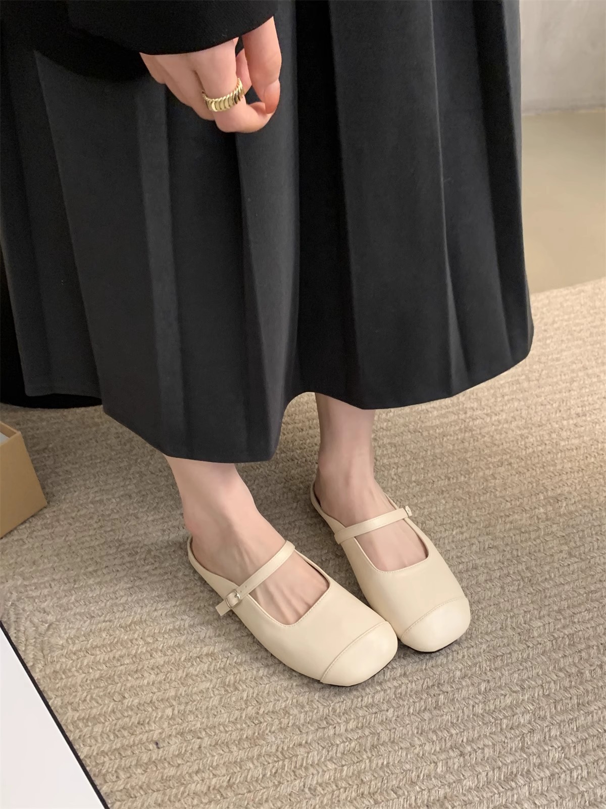 Platte schoenen voor dames: instap-mules met vierkante neus en gesp detail 8