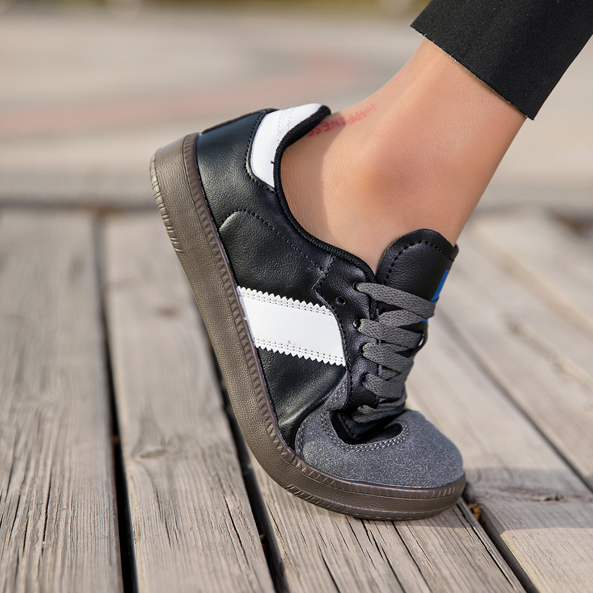 Casual damesschoenen met veters en retro colourblock detail 5