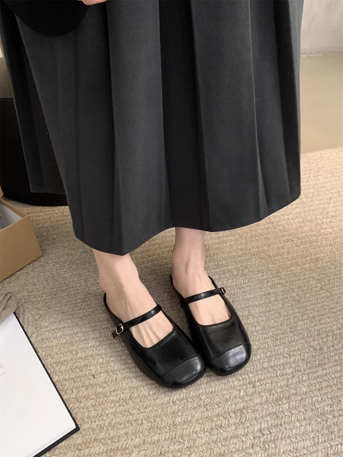 Platte schoenen voor dames: instap-mules met vierkante neus en gesp detail 9