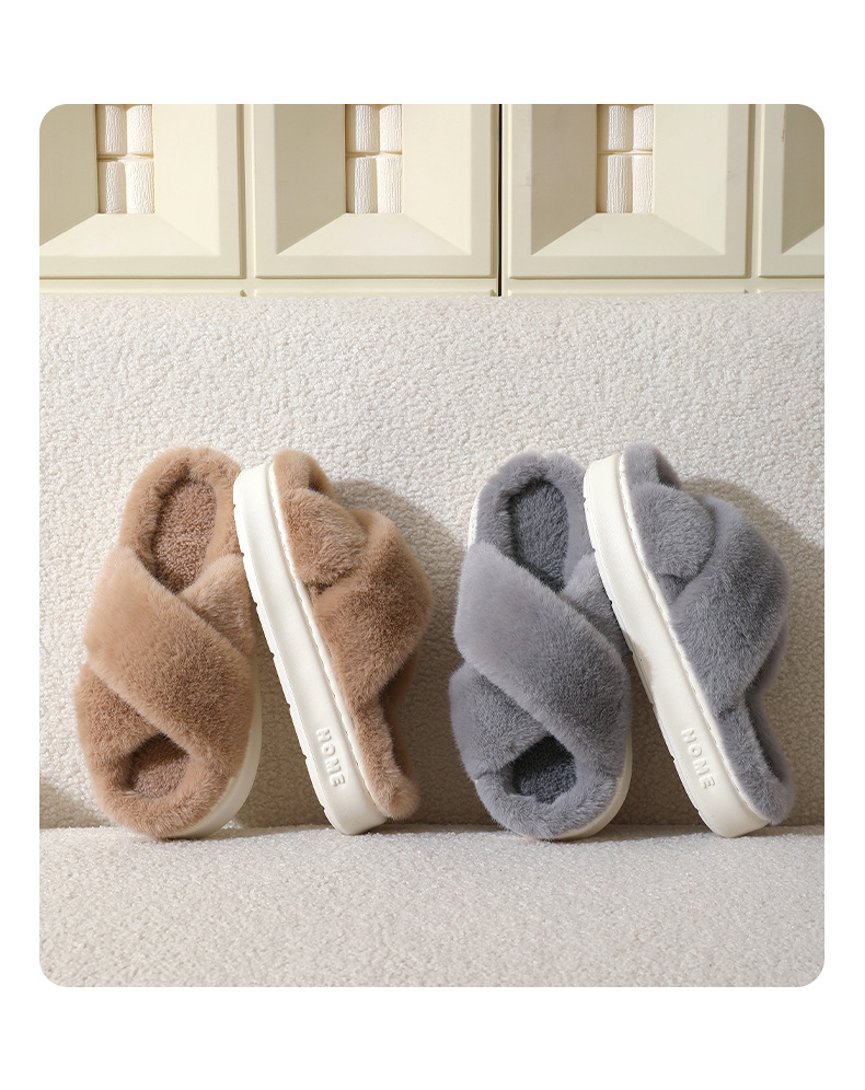 Pantofole da donna in morbido peluche con fasce incrociate e plateau detail 1