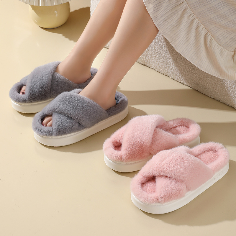 Pantofole da donna in morbido peluche con fasce incrociate e plateau 5