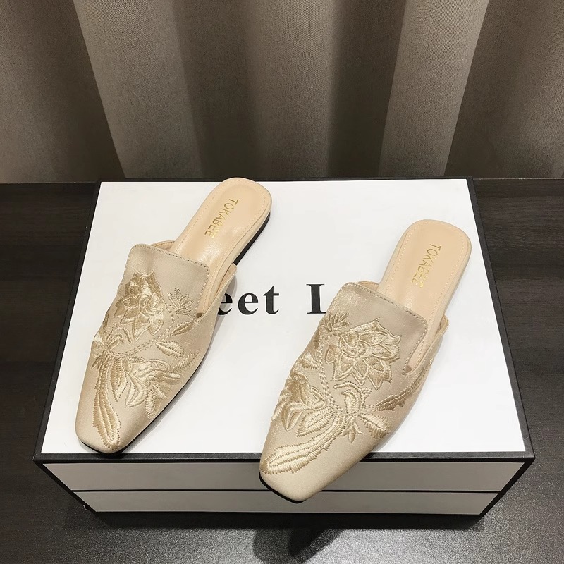 Scarpe basse mule da donna con ricamo floreale e punta quadrata detail 2