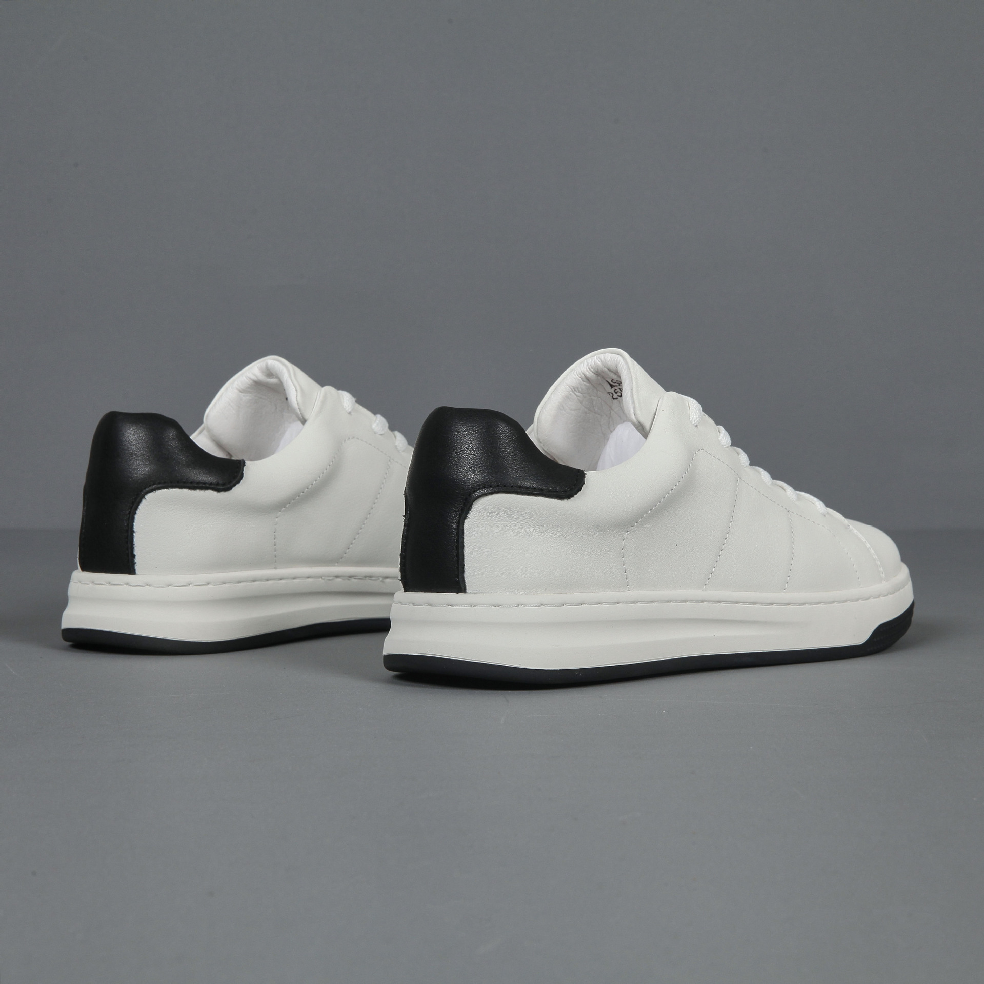 Minimalistische Unisex Schnür-Freizeitschuhe aus Leder detail 7