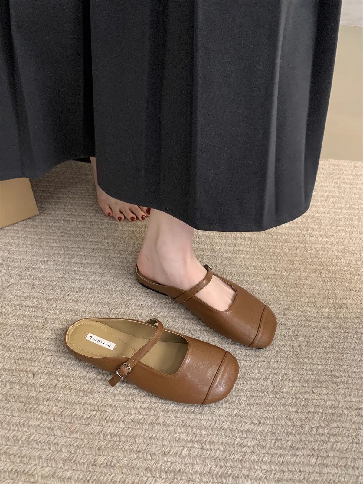 Platte schoenen voor dames: instap-mules met vierkante neus en gesp detail 4