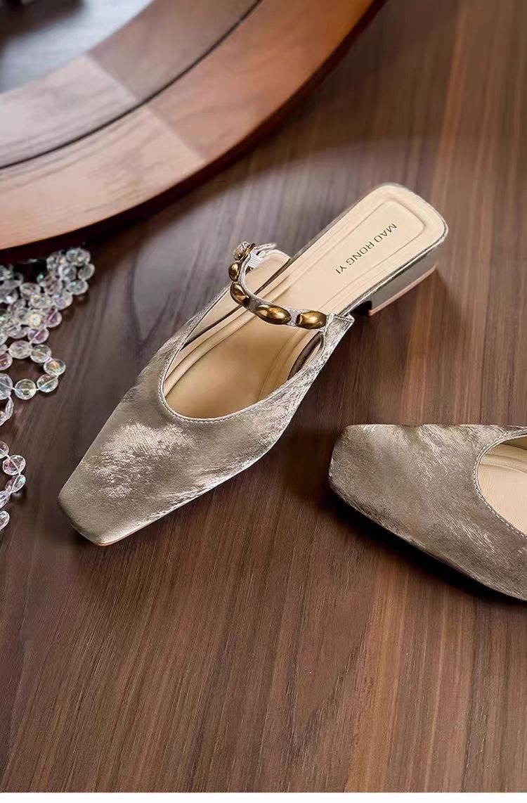 Elegante Damen-Mules mit eckiger Zehenpartie und niedrigem Blockabsatz detail 8