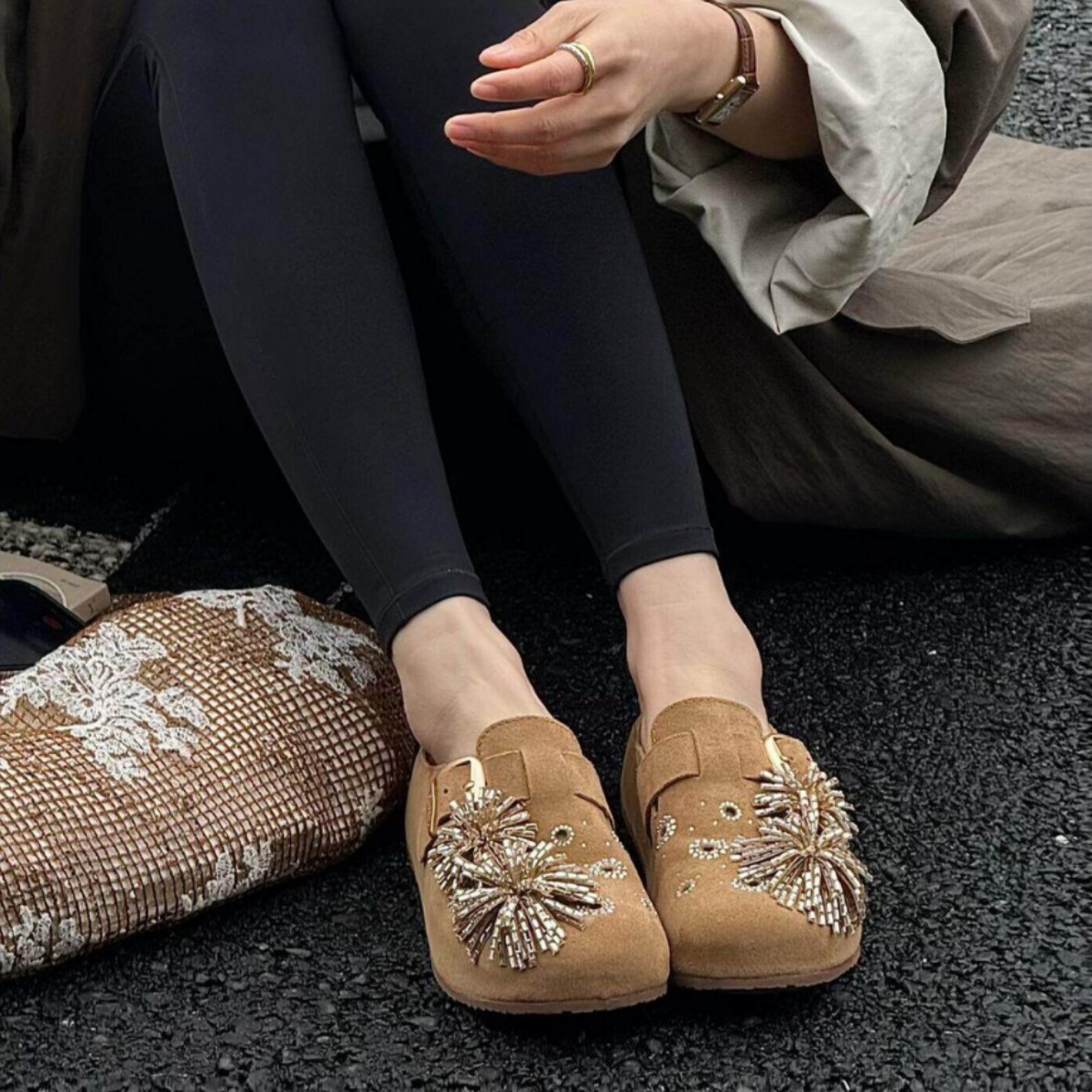Pantuflas destalonadas de ante para mujer con flecos 5